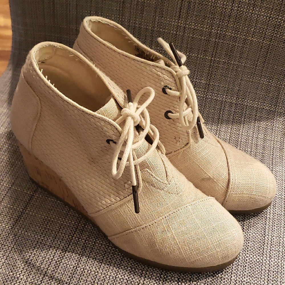 TOMS WEDGE BOOTIES- CREAM TEXTURED